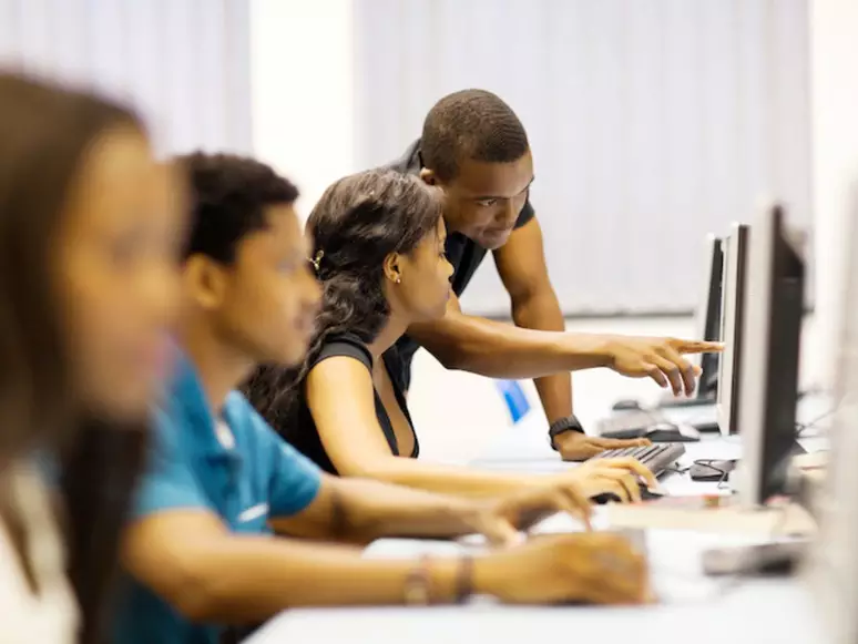 Projeto social incentiva o ingresso de pessoas negras no mercado de tecnologia